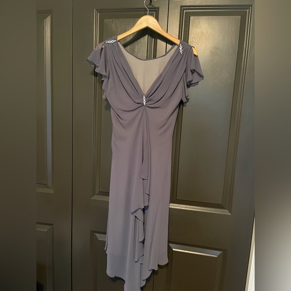 Beautiful grey chiffon part dress. Classy and elegant. - Picture 3 of 6